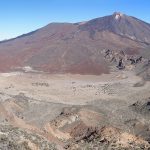 Tenerife Turu'nda karlı zirvesiyle Teide Yanardağı ve ulusal park manzarası