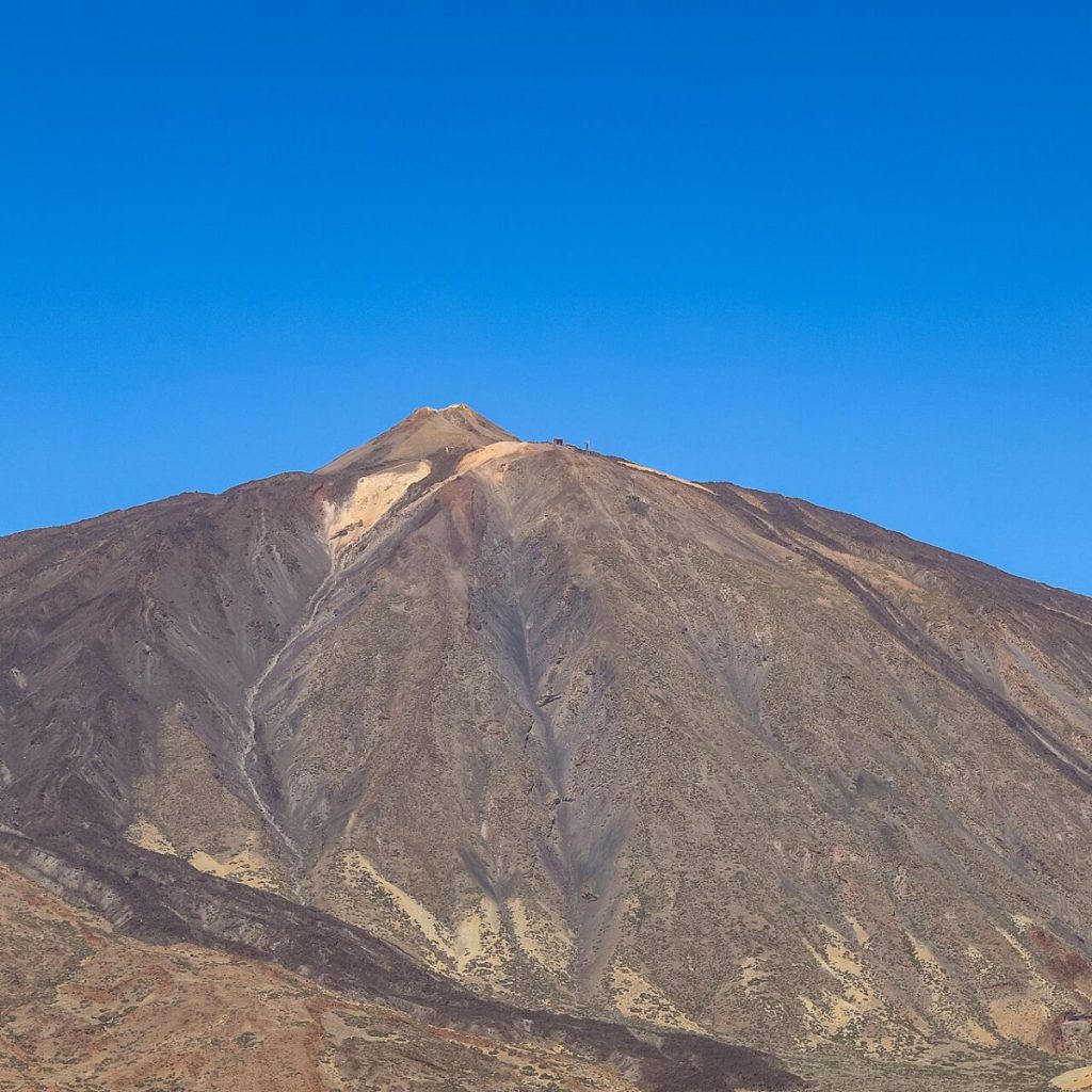 Tenerife Turu'nda karlı zirvesiyle Teide Yanardağı ve ulusal park manzarası