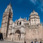 Kastilya Fly-Drive turunda Toledo'nun gotik katedral cephesi ve çan kulesi