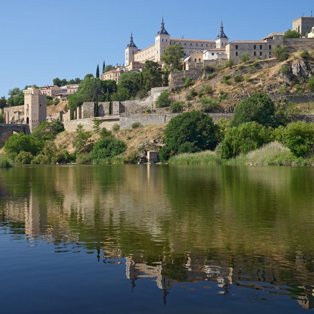 Kastilya Fly-Drive turunda Tajo Nehri kıvrımıyla çevrili Toledo tarihi şehir panoraması