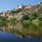 Kastilya Fly-Drive turunda Tajo Nehri kıvrımıyla çevrili Toledo tarihi şehir panoraması
