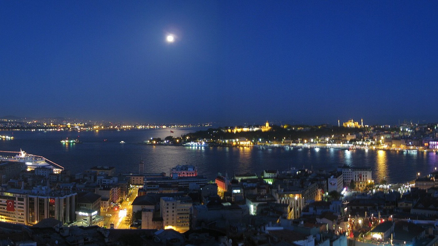 İstanbul’da mavi saatte Haliç, Galata Köprüsü ve tarihi yarımada
