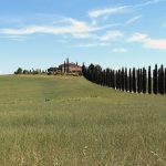 Val d’Orcia’da selvi sıralı tepede taş villa, Toskana