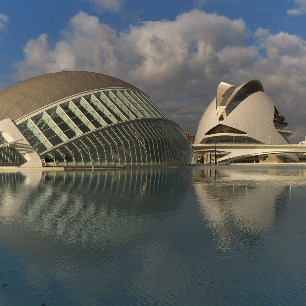 Valencia Sanat ve Bilimler Şehri'nin fütüristik mimarisi ve su havuzları, Endülüs Levante Valencia turu