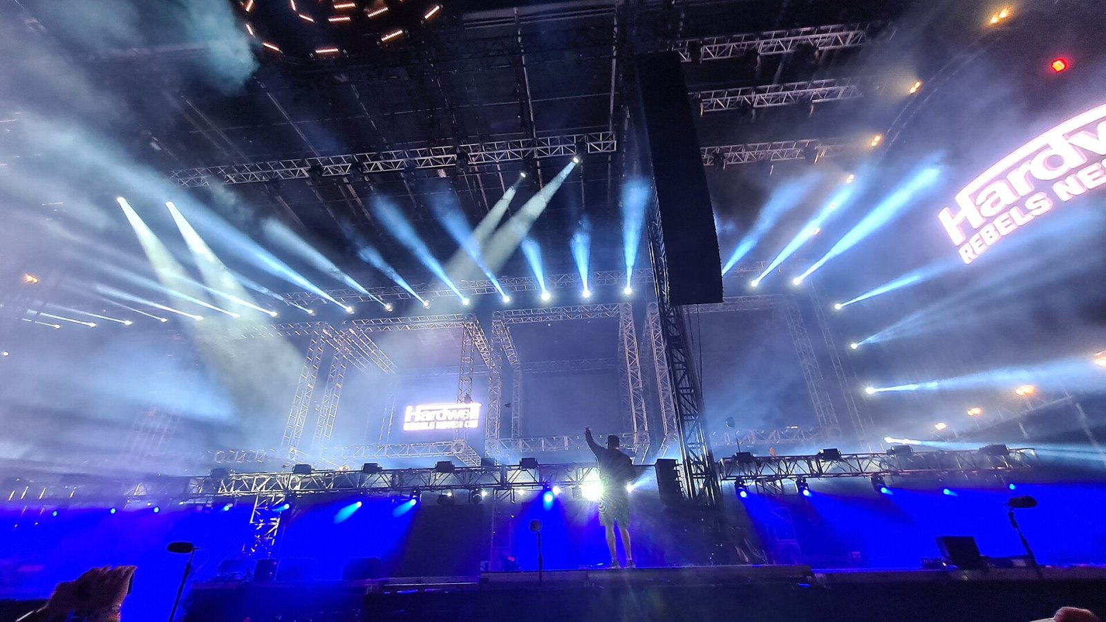 Festival ana sahnesinde mavi ışık huzmeleri ve LED ekranlar