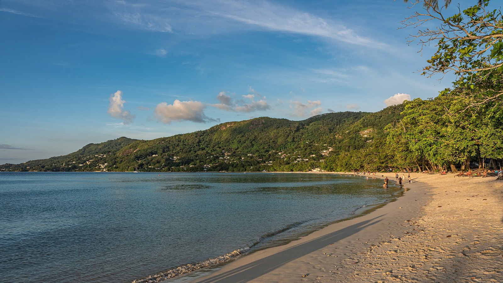 Seyşeller Beau Vallon sahilinde deniz ve tepeler