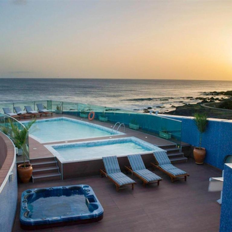 Hotel Vip Praia çatı havuzu ve günbatımında okyanus, Praia Cape Verde