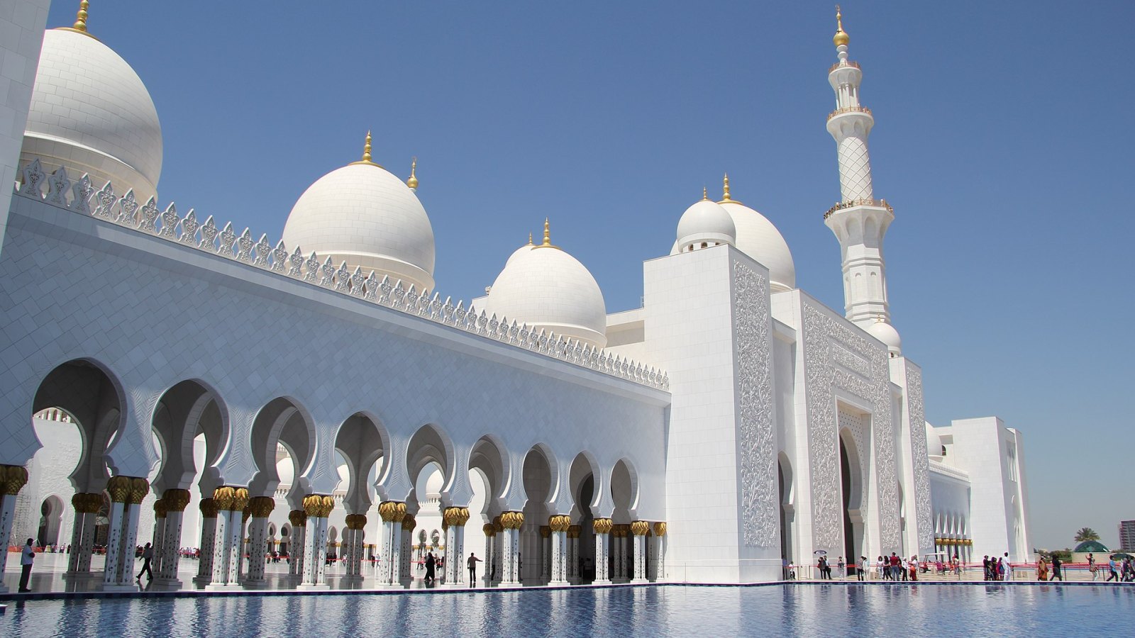 Şeyh Zayed Camii’nin beyaz mermer avlusu ve kemerli revakları, Abu Dabi