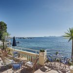 Antibes palmiyeli teras deniz