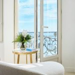 Cannes pencereden deniz manzarasi