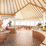 Ahşap çatılı ana restoran ve açık büfe alanı