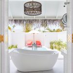 Deniz manzaralı banyo ve serbest duran küvet