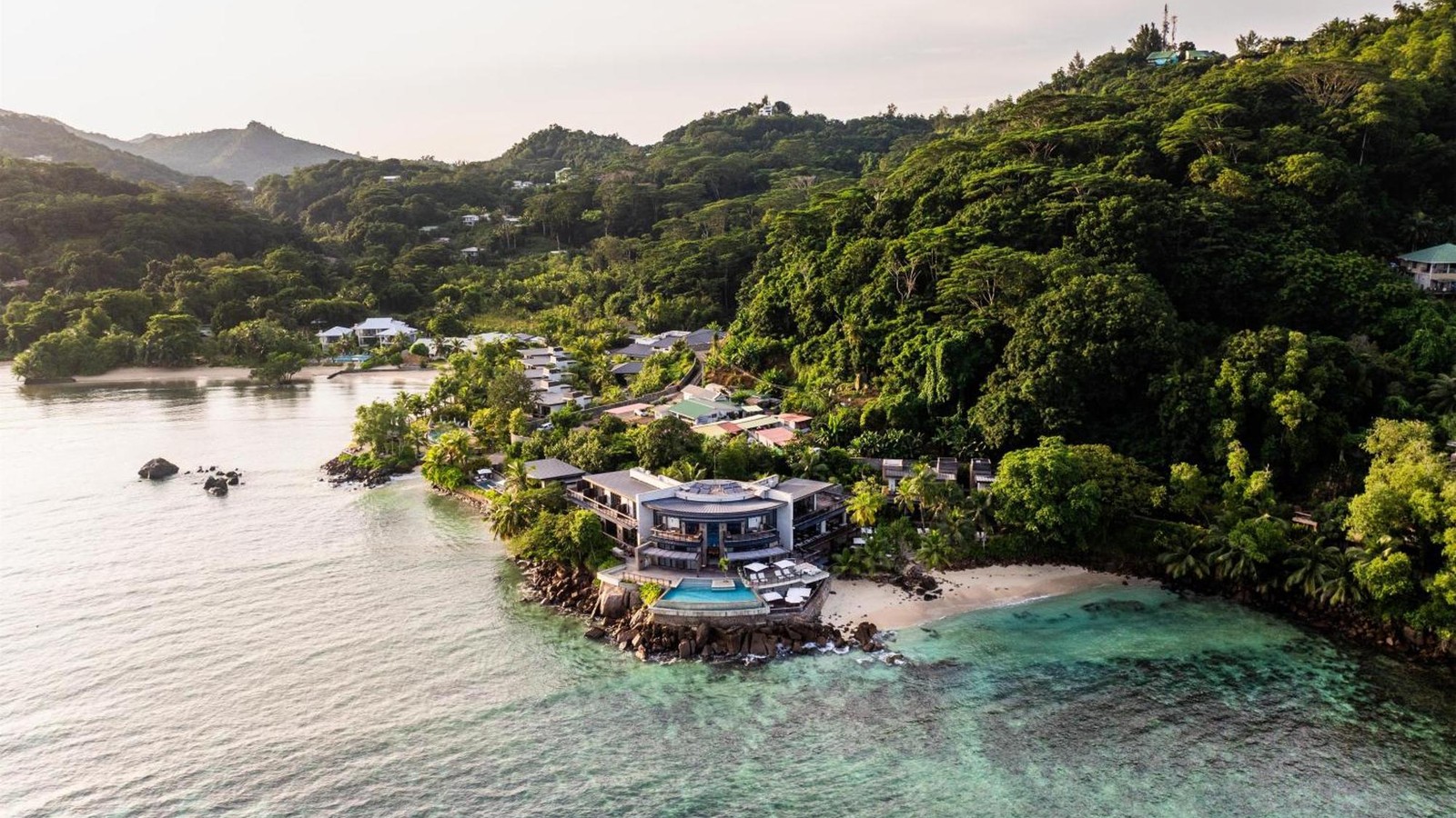 Mango House Seyşeller resortunun havadan görünümü