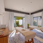 Spa bakım odası, bahçeye açılan pencereli