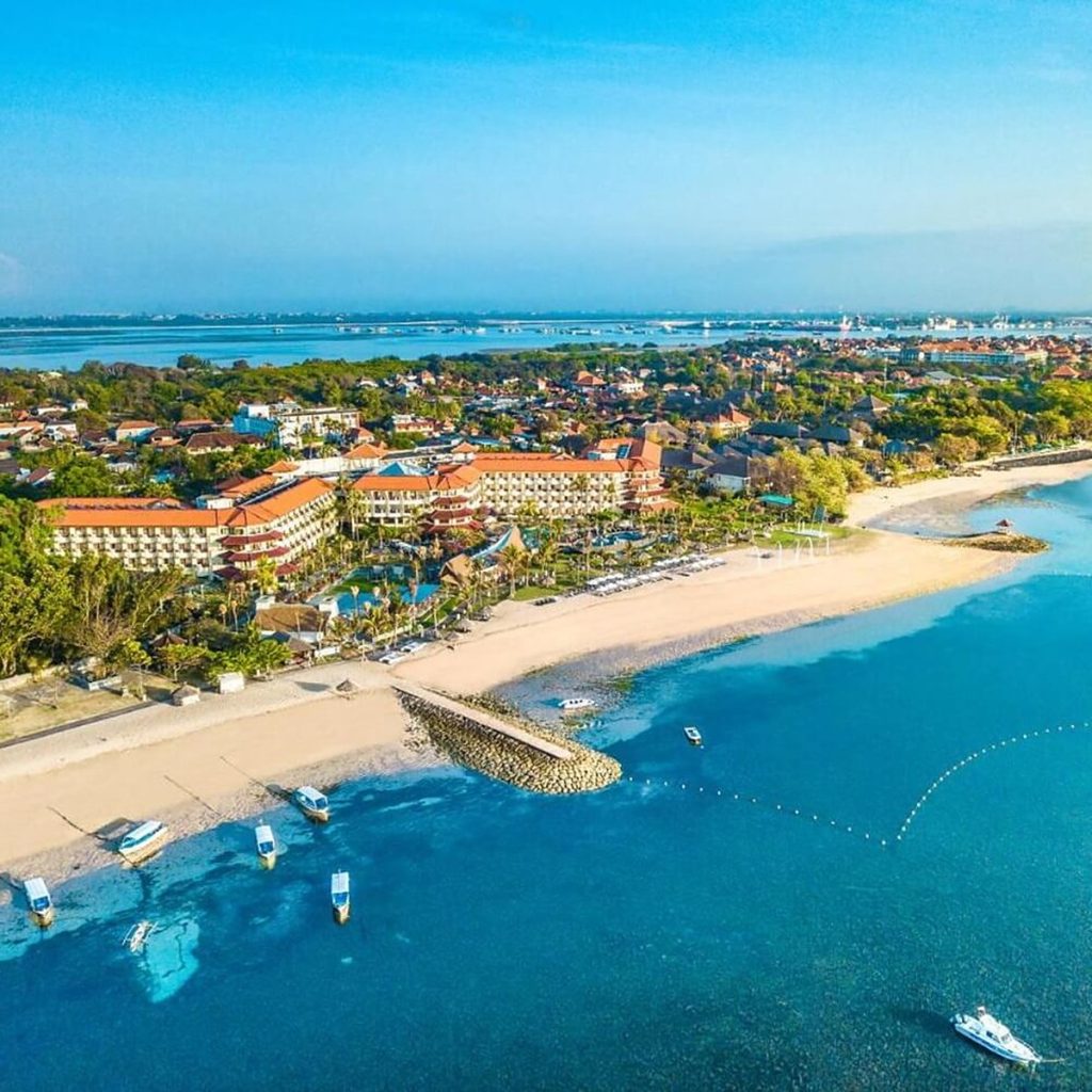 Bali sahilinde tropik tatil manzarası