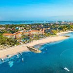 Bali sahilinde tropik tatil manzarası