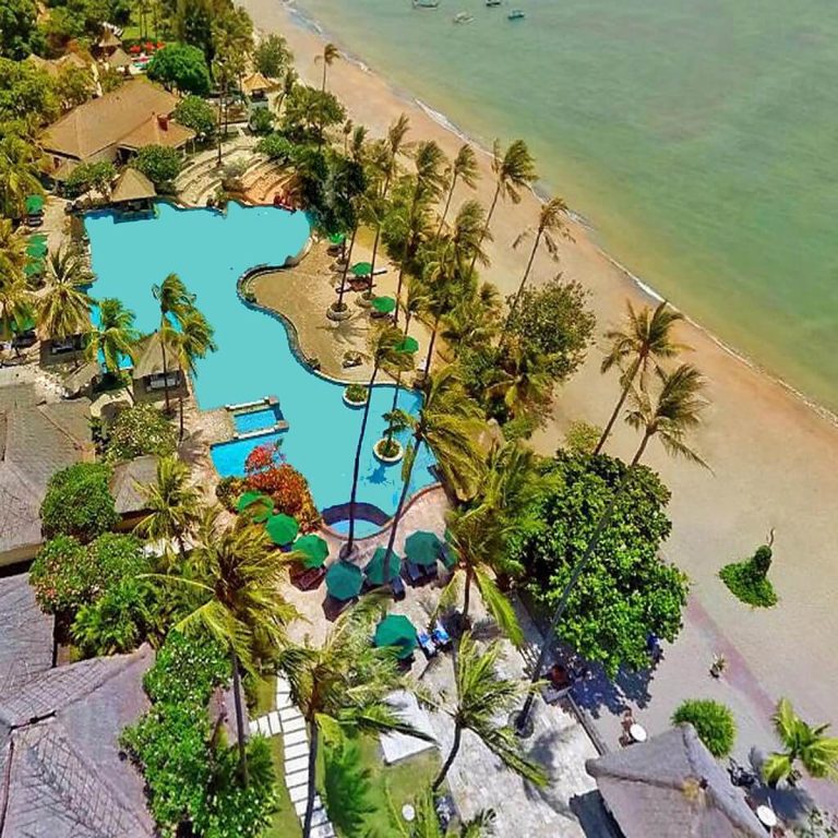 Bali kıyısında tropik resort ve deniz manzarası