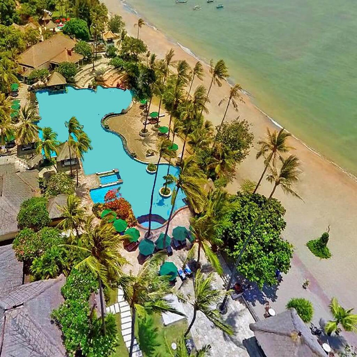 Bali kıyısında tropik resort ve deniz manzarası