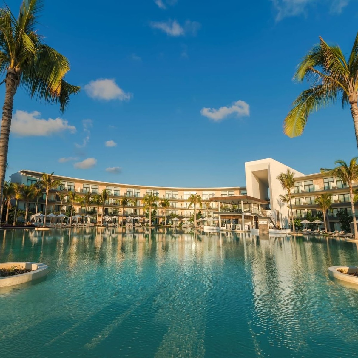 Haven Riviera Cancun: Palmiye ağaçlarıyla çevrili açık havuz