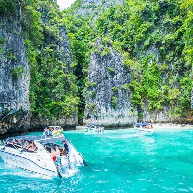 Phuket adalarında tekneler ve turkuaz deniz