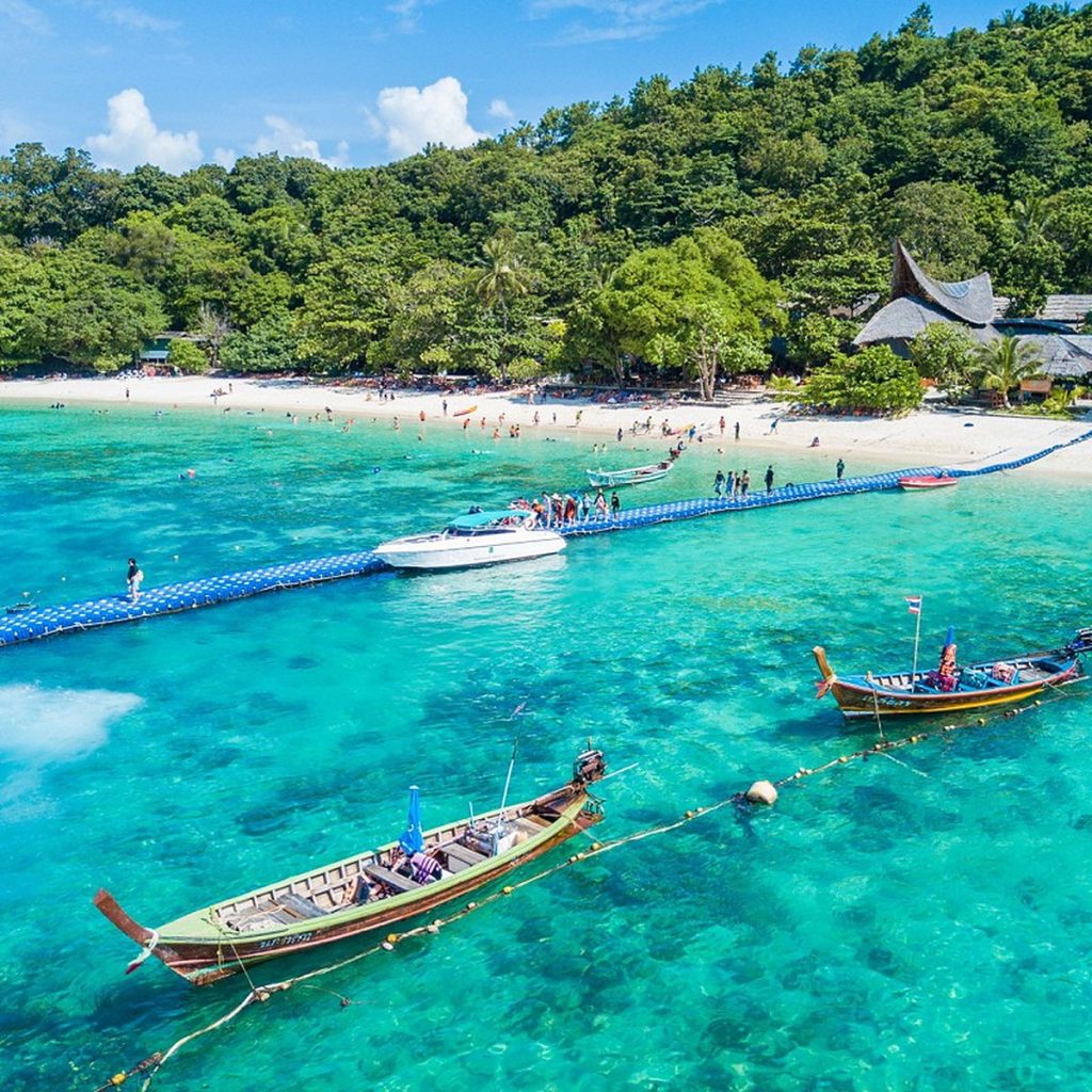 Phuket'te turkuaz deniz ve tropik sahil