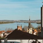 Belgrad'dan Tuna Nehri ve tarihi kilise kulesi