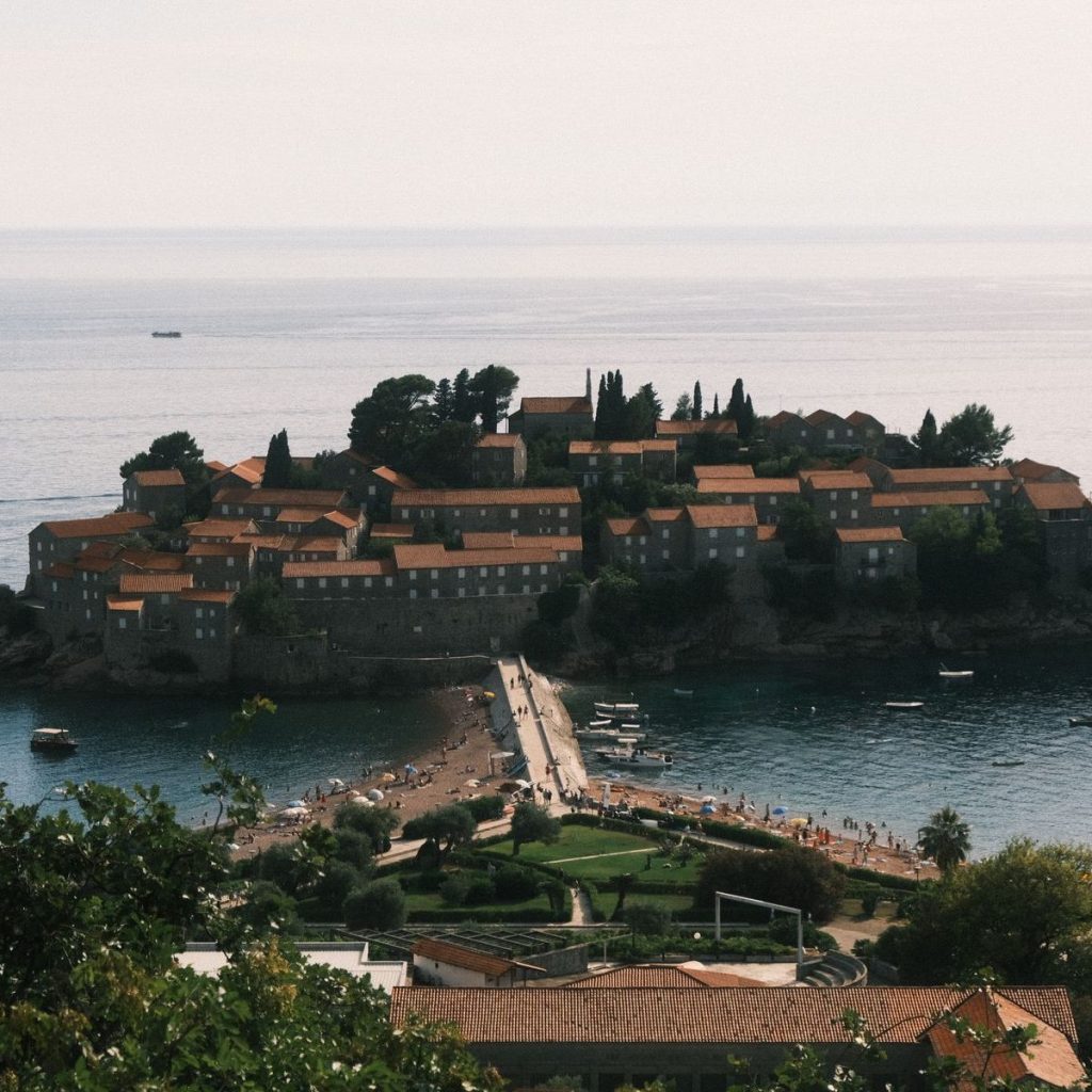Karadağ'da Sveti Stefan adası ve kıyı manzarası