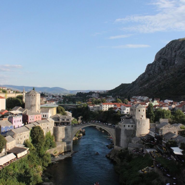 Mostar Köprüsü ve Neretva Nehri'nin havadan görünümü
