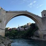 Mavi gökyüzü altında Mostar Köprüsü