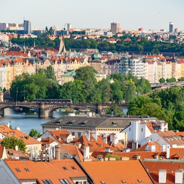 Prag'ın tarihi köprüleri ve şehir dokusu