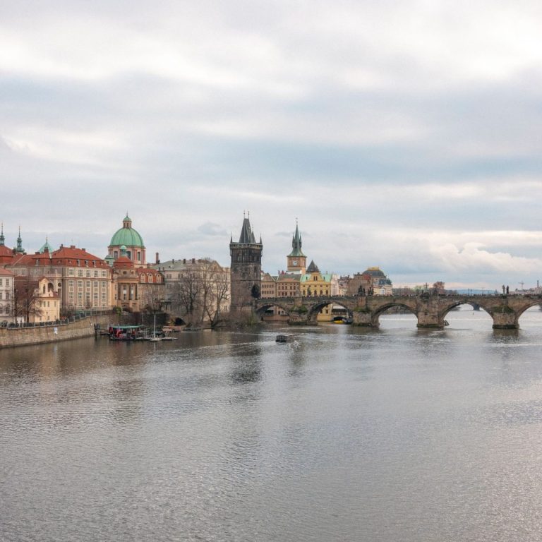 Prag'da Karl Köprüsü ve tarihi yapılar