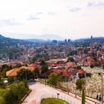 Saraybosna'nın tarihi merkezi ve dağlarla çevrili şehir panoraması