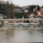 Saraybosna'da tarihi köprü ve Miljacka Nehri