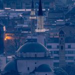Akşam ışıklarında Saraybosna şehir manzarası