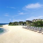 The Apurva Kempinski Bali Plaj ve şezlonglar