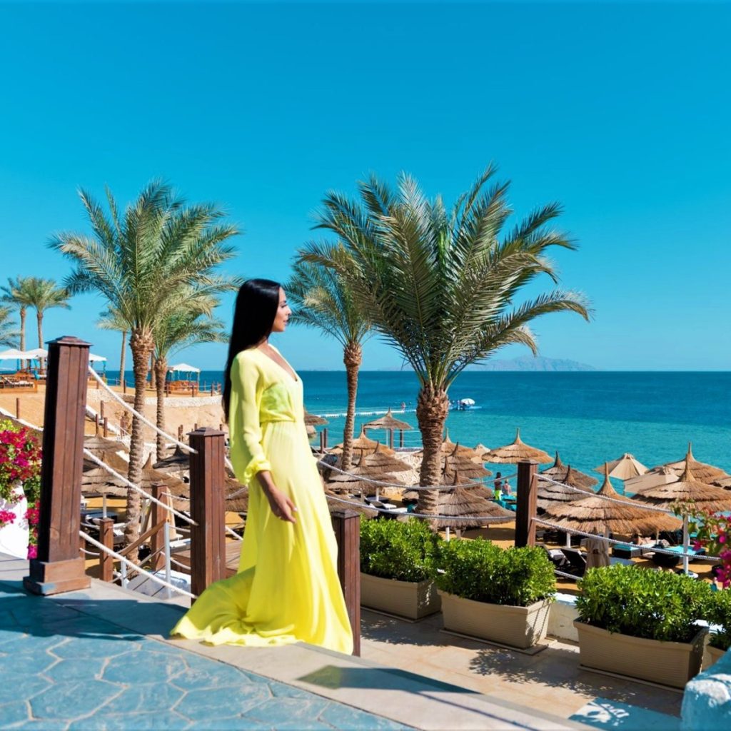 Sharm El Sheikh kıyısında palmiyeler ve deniz manzaralı yürüyüş yolu